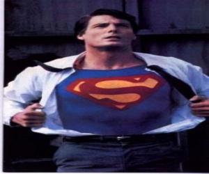 Puzzle Clark Kent γίνει Σούπερμαν με κόκκινο και μπλε στολή του για να αγωνιστεί για τη δικαιοσύνη