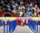 Hurdling, athlet διέλευση πάνω από το εμπόδιο φράγμα