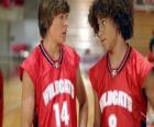 Τρόι Μπόλτον (Zac Efron) και το Τσαντ (Corbin Bleu), με πουκάμισο Wildcats