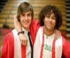 Τρόι Μπόλτον (Zac Efron) και το Τσαντ (Corbin Bleu) από την ημέρα της αποφοίτησης