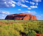 Το τεράστιο μονόλιθος της Uluru Εθνικό Πάρκο Uluru-Kata Tjuta, Αυστραλία.