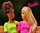 Barbie σε ένα παγκάκι, μιλώντας σε ένα φίλο