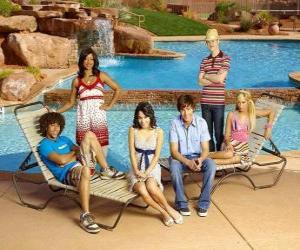 Puzzle Τσαντ (Corbin Bleu), Τέιλορ (Monique Coleman), Gabriella Montez (Vanessa Hudgens), Troy Μπόλτον (Zac Efron), Ryan Evans (Lucas Grabeel), Sharpay Evans (Ashley Tisdale) δίπλα στην πισίνα